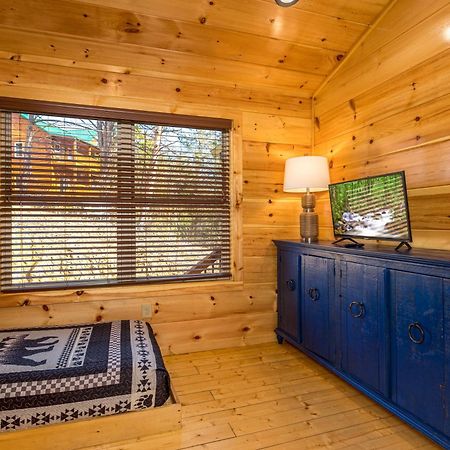 5Bd5B Escape Cabin With 2 Hottubs, Thtr &Game Rm,1Mi To The Parkway! 4Mi To Dollywood - Spring Deal بيدجن فورج المظهر الخارجي الصورة